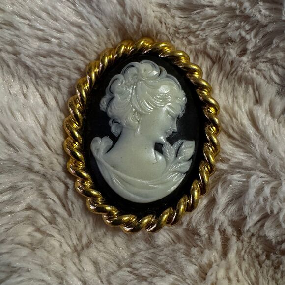 Vintage Victorian Woman Cameo Scarf Clip [Jewelry 034] - Picture 1 of 4